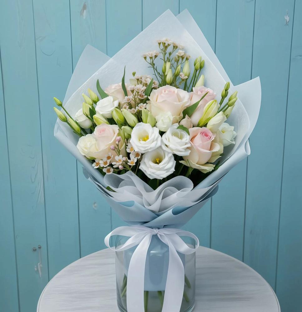 Букет цветов из: Розы и Лизиантусы в Новой Пролетарке