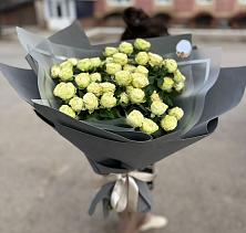 Букет Белые кустовые розы Солинеро в Новой Пролетарке