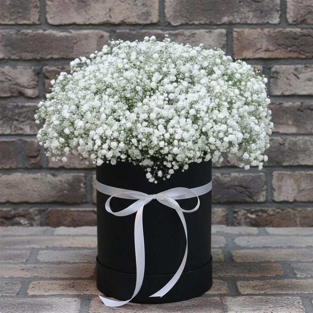 Цветочная композиция из Гипсофила в шляпной коробке в Новой Пролетарке