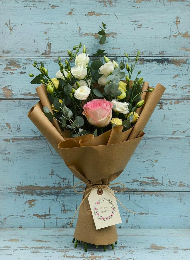 Букет цветов из: Розы и Лизиантусы в Новой Пролетарке