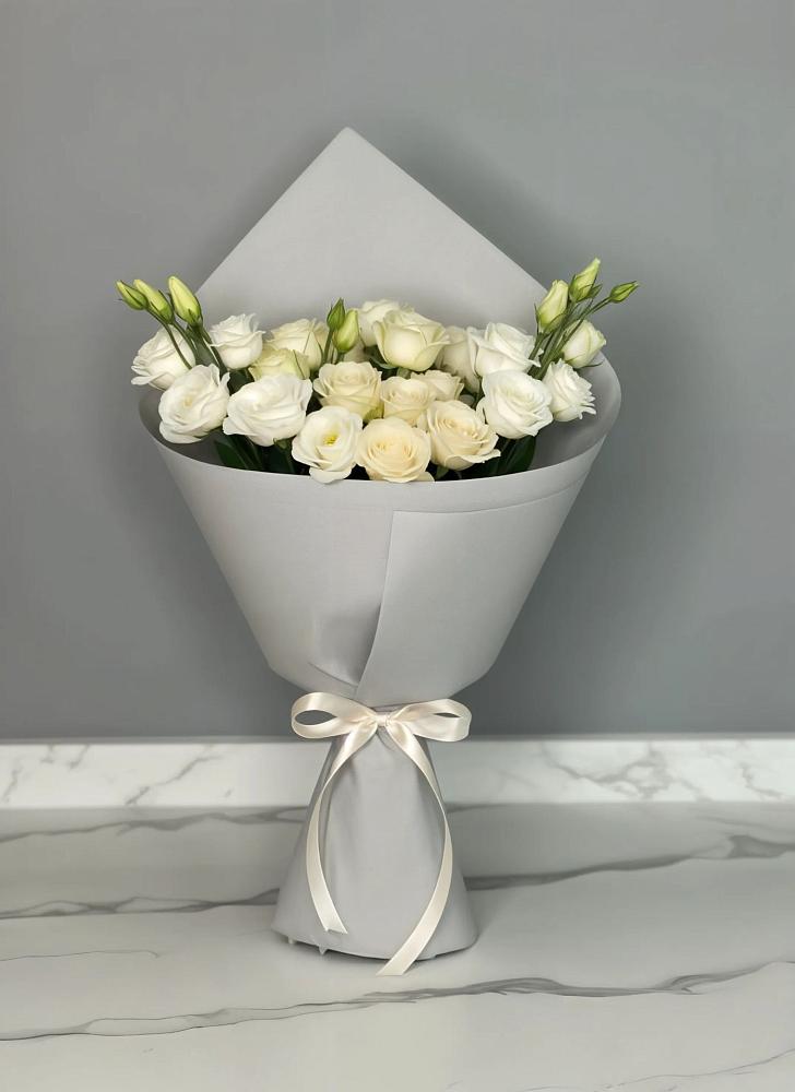 Букет цветов из: Розы и Лизиантусы в Новой Пролетарке