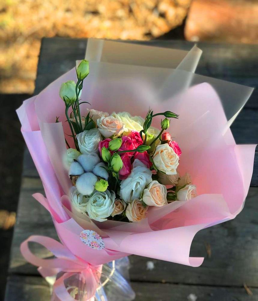 Букет цветов из: Розы и Лизиантусы в Новой Пролетарке