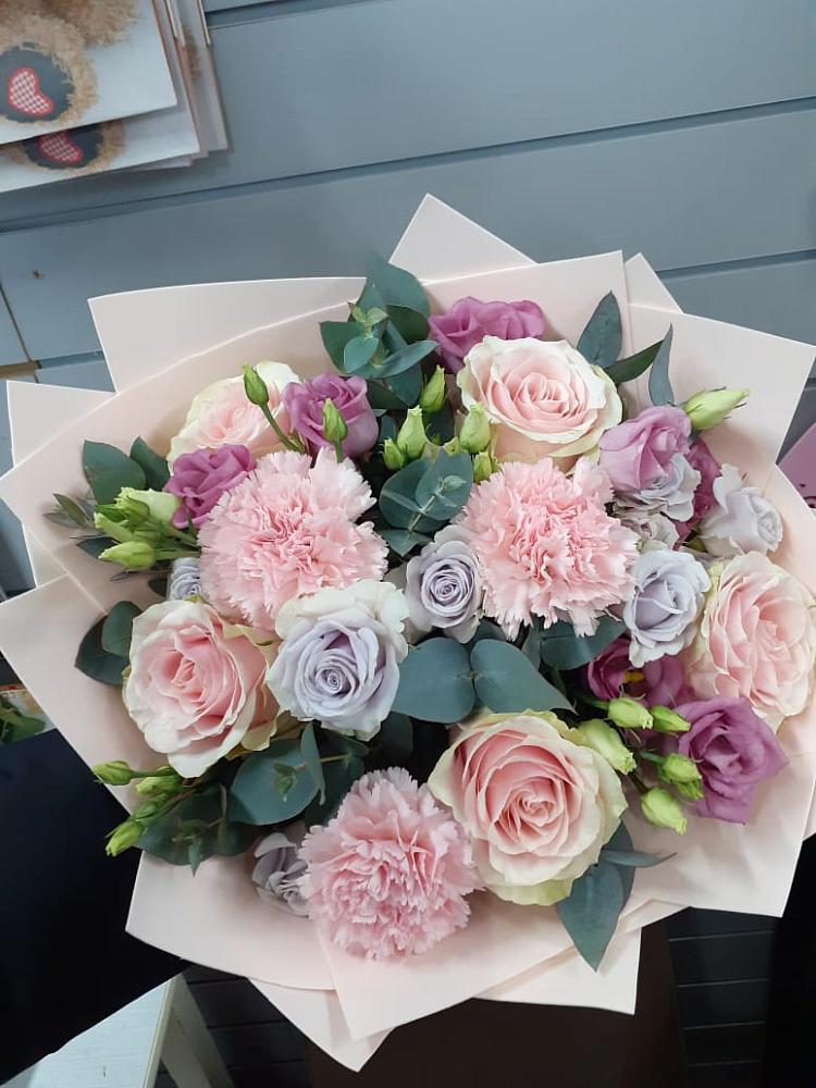 Букет цветов из: Розы, Гвоздики и Лизиантусы в Новой Пролетарке