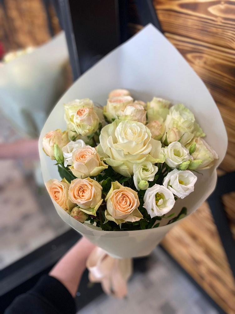 Букет цветов из: Розы и Лизиантусы в Новой Пролетарке